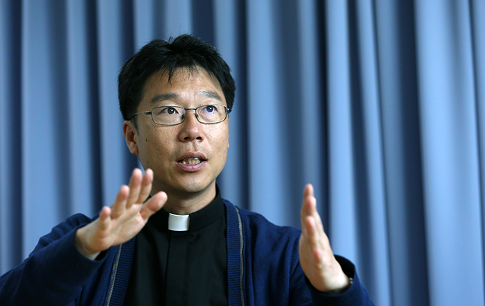 Father Kim Sung-tae Joseph of the Hapdeok Catholic Church says that the priests in Hapdeok-ri and Gongse-ri made ointments and distributed them to local residents. (photo: Jeon Han)