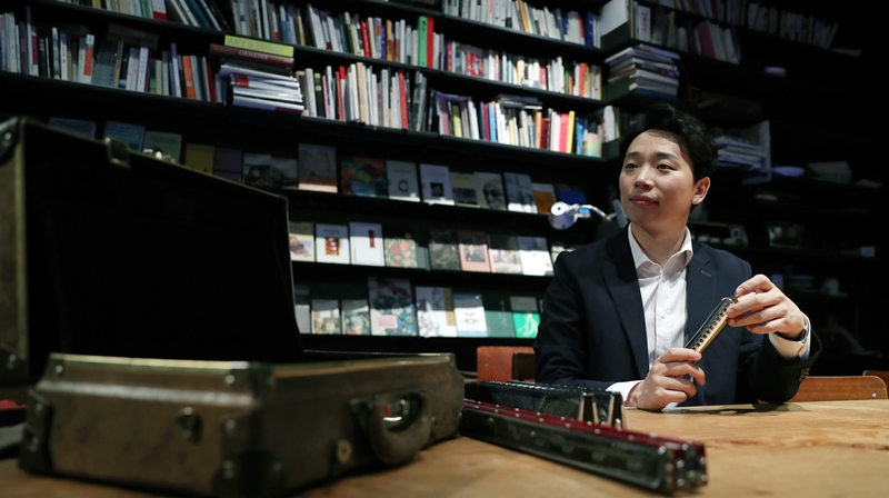 Harmonicist Park Jong-seong on July 5 shows his various harmonicas in an interview with Korea.net in Seoul's Seochon neighborhood.