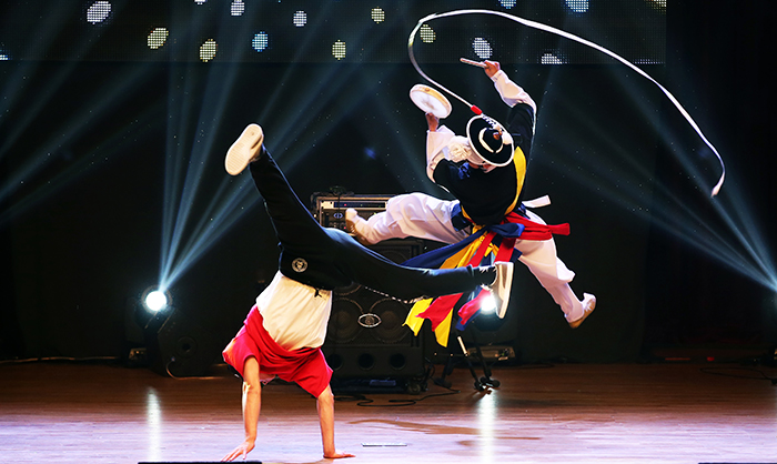Members of KwangGaeto Samulnori and MB Crew perform together during the first ‘Hello, Mr. K’ concert on May 15.