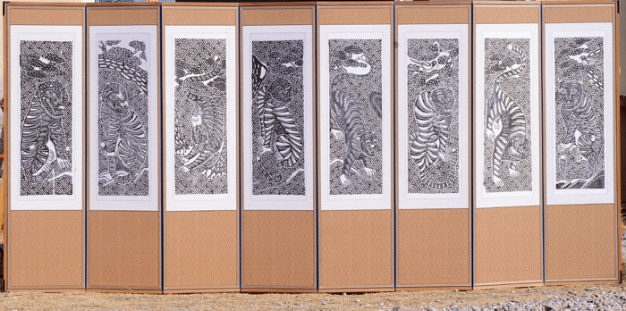 ‘Folding Screen With the Illustration of Tigers and Magpies’ was made in the 20th century.