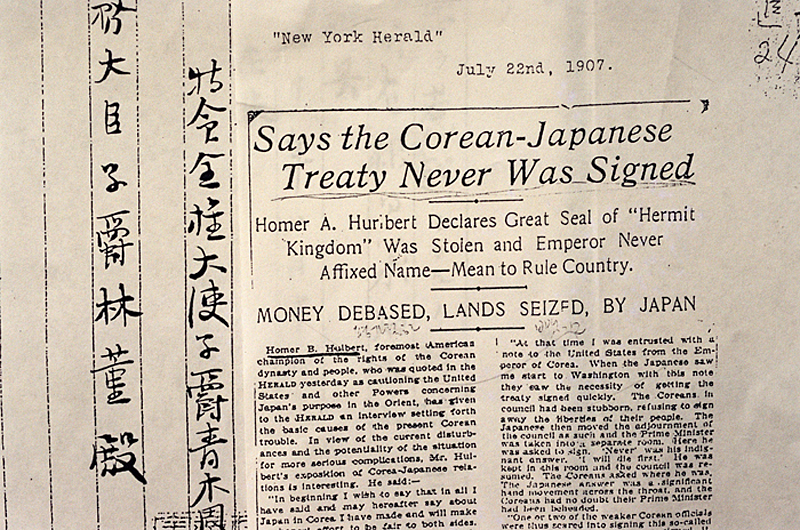 This photo shows a copy of the interview with Dr. Homer Hulbert, the foreign policy adviser of Emperor Gojong, who announced that Emperor Gojong had not signed the Japan-Korea Treaty of 1905 and that the Royal Seal had been stolen. The interview announcing this injustice was published in the “New York Herald” on July 22, 1907.