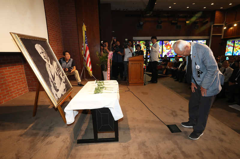 The ceremony for the 69th anniversary of Dr. Homer Hulbert’s death was held at the Yanghwajin Foreign Missionary Cemetery in Mapo-gu, Seoul on August 10. Independence patriot Lim Woo-chul bows his head in a silent tribute after his floral offering.