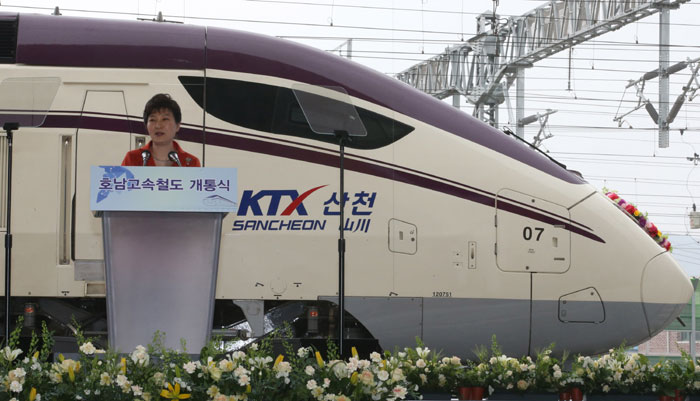 President Park Geun-hye says that, 'The Honam High-Speed Railway will help to remarkably develop the local economy and will vitalize social cooperation and cultural exchanges in order to mark a milestone toward achieving a balanced development of the country.’
