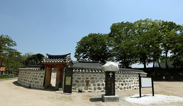  (Top) The burial grounds at the Hongju Martyrdom Holy Ground in Hongseong County, Chungcheongnam-do. (Bottom) The rebuilt prison at the Hongju fortress, where many Catholics kept their faith, despite torture and executions. (photos: Jeon Han) 
