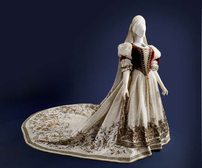 A Hungarian woman’s gala dress (photo courtesy of the National Palace Museum of Korea)