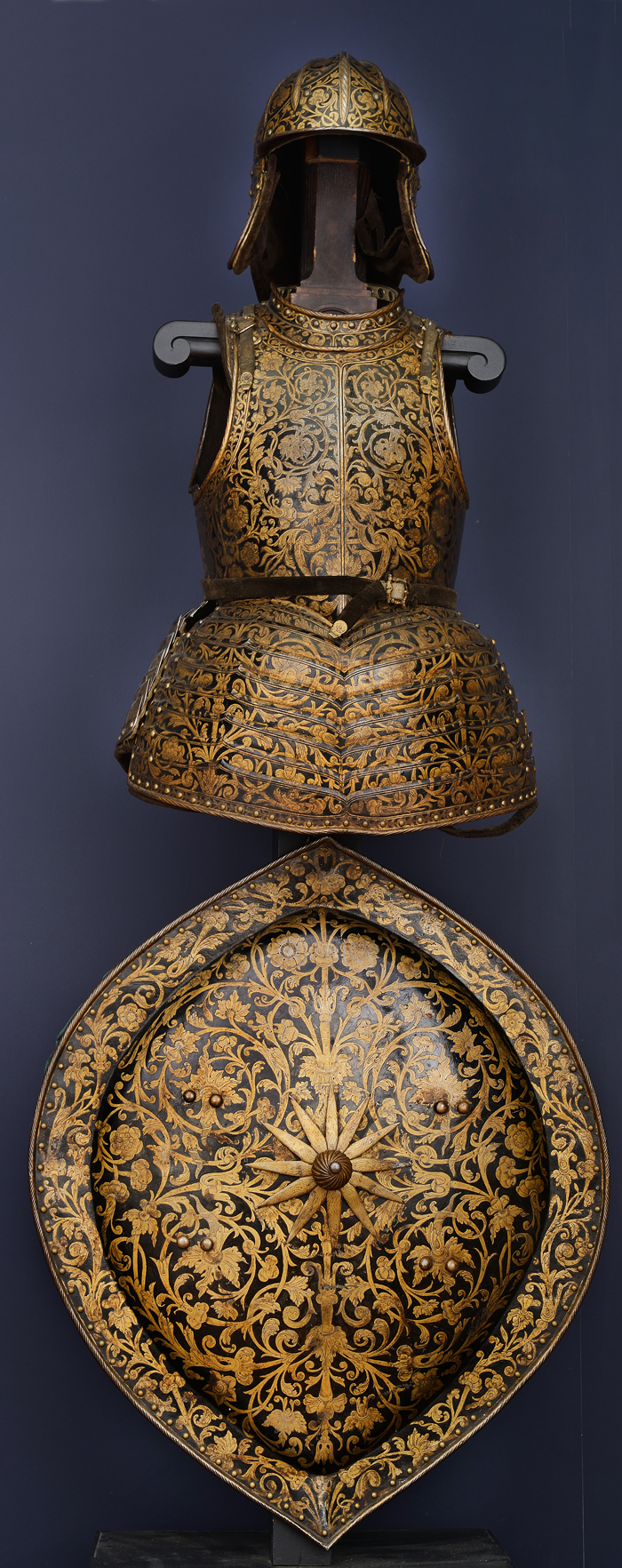  The emperor’s armor, helmet and shield (photo courtesy of the National Palace Museum of Korea) 