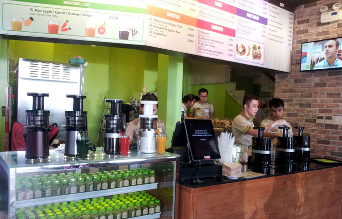 People can enjoy juice made from fresh fruit and vegetables at one of Hurom’s juice cafés in Ho Chi Minh City, Vietnam. Hurom operates a total of 19 juice cafés in China and Vietnam.