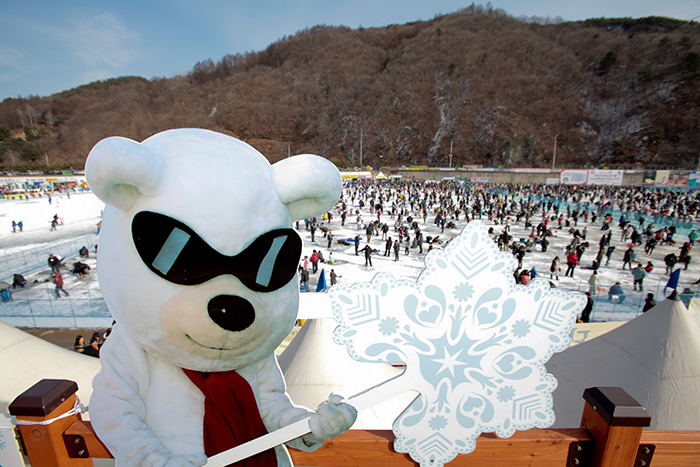 Hwacheon Sancheoneo Ice Festival is one of the major local festivals to be held during the Winter Travel Week in the Gangwon area. Those who visit the festival can enjoy not only ice fishing, but also various other winter sport-related activities such as skating and sledging.