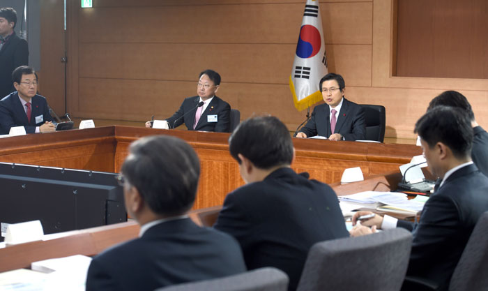 Five government ministries announced various measures to create more jobs and to stabilize people's livelihoods during a policy briefing session that focused on creating a stronger economy.