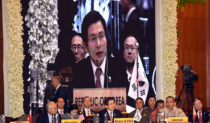 Prime Minister Hwang Kyo-ahn (center) delivers a speech about cooperation measures across Asia at the second Asia Cooperation Dialogue in Bangkok on Oct. 10.