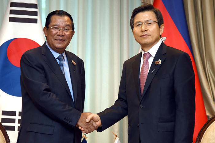 Cambodian Prime Minister Hun Sen (left) and Prime Minister Hwang Kyo-ahn pose for a photo during their meeting in Bangkok on Oct. 10.