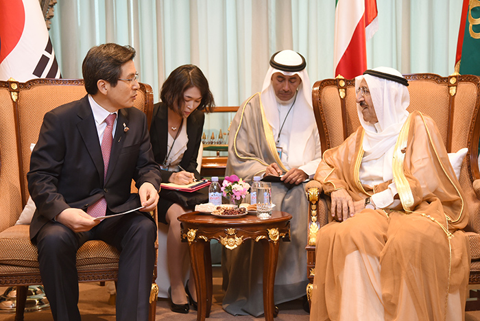 Prime Minister Hwang Kyo-ahn (left) holds a meeting with Kuwaiti Emir Sabah Al-Ahmad Al-Jaber Al-Sabah on Oct. 10 in Bangkok.