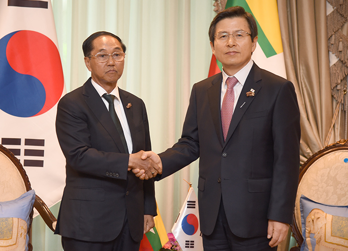 Myanmar's First Vice President Myint Swe (left) and Prime Minister Hwang Kyo-ahn pose for a photo prior to the Korea-Myanmar summit in Bangkok on Oct. 10.