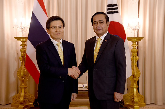 Prime Minister Hwang Kyo-ahn (left) and Thai Prime Minister Prayut Chan-o-cha pose for a photo prior to the Korea-Thailand summit in Bangkok on Oct. 11.