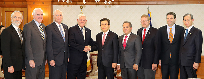 Acting President Hwang Kyo-ahn (fifth from right) poses for photos with a delegatino of U.S. congressmen on Dec. 19 in Seoul. (Photo: Yonhap News)