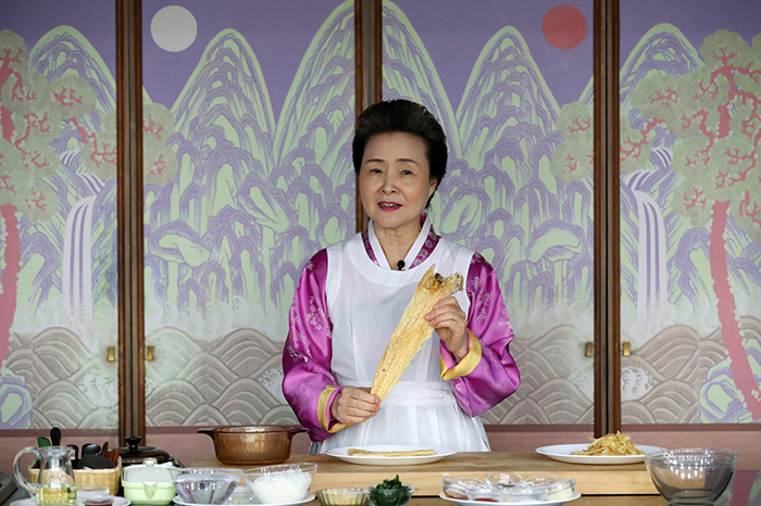 Director Yoon Sook-ja of the Institute of Traditional Korean Food explains the medicinal effects of yellow pollack.