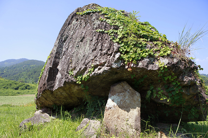 Korea has the largest number of dolmen in the world. Along with Stonehenge in the U.K. and the moai on Easter Island in Chile, Korea holds important value as part of the world's megalithic culture.