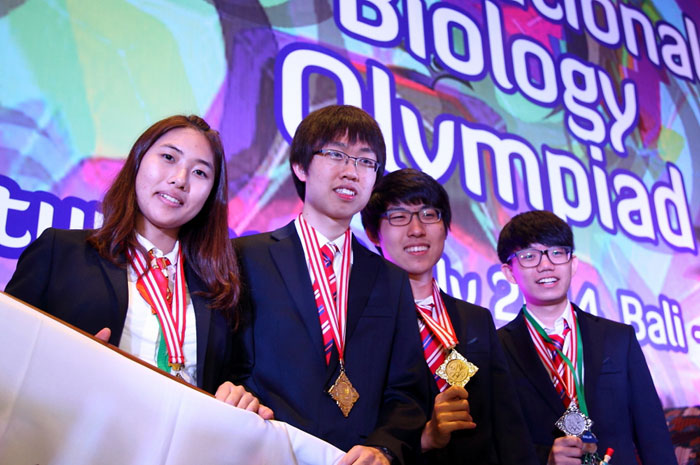 The Korean students, including Shin Ha-neul (left), who participated in IBO 2014 pose for a photo. (photo courtesy of the Korea Foundation for the Advancement of Sciences and Creativity)