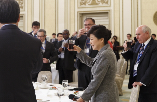 (Top) President Park Geun-hye (second from left) greets participants in the International Democratic Union conference at Cheong Wa Dae. (Bottom) President Park Geun-hye proposes a toast before the luncheon. 