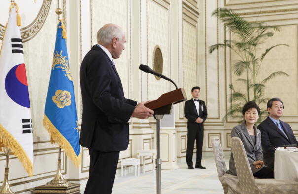 President Park Geun-hye (top) and former IDU Chairman John Howard (bottom) give speeches before the luncheon. 
