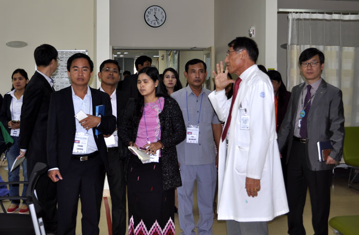 Program participants visit Daegu Hospital.