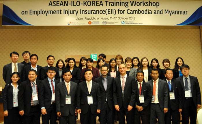 Participants in the workshop pose for a group photo.