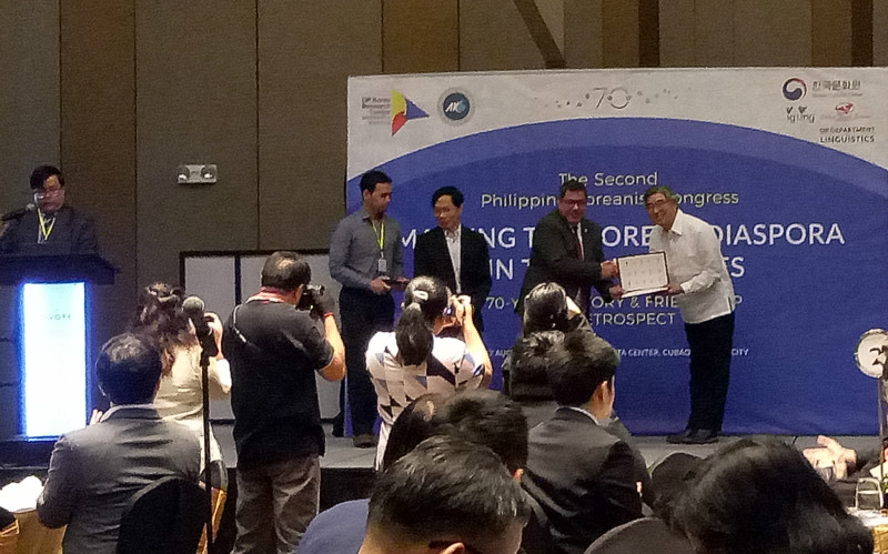 Yonsei University professor Lee Chul-woo on Aug. 17 receives a certificate at the second Philippine Koreanist Congress in Quezon City.