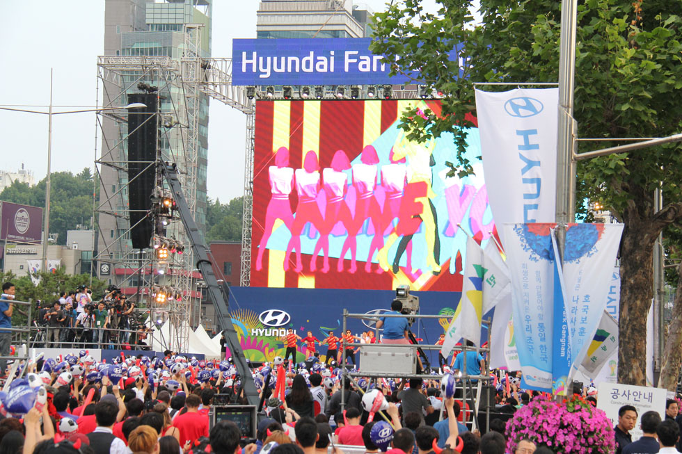 Psy performs before the Korea-Russia match. He sang his hits, including 'Champion,' 'Gentleman' and 'Gangnam Style.' (photos: Limb Jae-un)