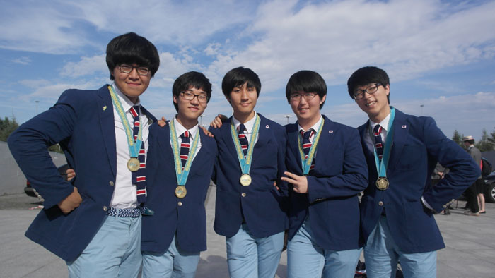 The Korean students who won a gold medal in the IPhO 2014 pose for a photo. (photo courtesy of the Korea Foundation for the Advancement of Sciences and Creativity)