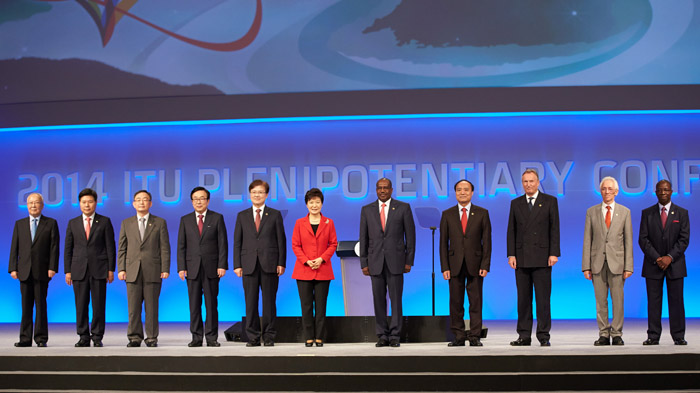 (Top) President Park Geun-hye (middle) delivers a set of commemorative stamps to ITU Secretary General Hamadoun Touré during the ITU Plenipotentiary Conference. (Bottom) President Park Geun-hye (middle) and important guests pose for a photo at the ITU conference. 