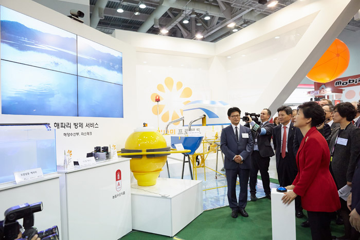  President Park Geun-hye attends the World IT Show at BEXCO in Busan on October 20 after the opening ceremony of the ITU Plenipotentiary Conference. 
