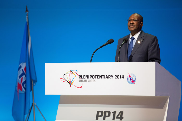Minister of Science, ICT and Future Planning Choi Yang-hee (top) and ITU Secretary-General Hamadoun Touré give speeches during the closing ceremony. 