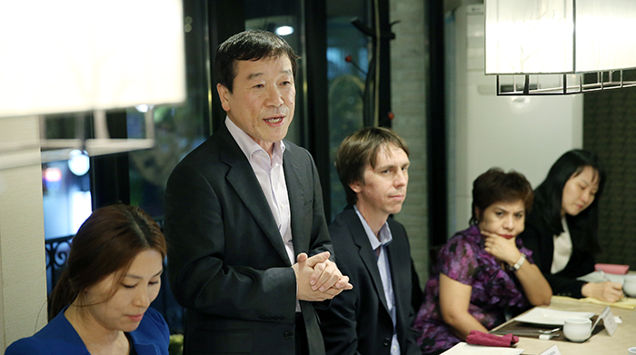 KOCIS Director Kim Jae-Won (second from left) delivers congratulatory remarks during a dinner meeting with foreign journalists on October 22.