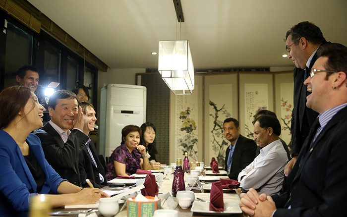 KOCIS Director Kim Jae-Won (second from left) smiles while talking with journalists from 12 countries during a dinner meeting on October 22.