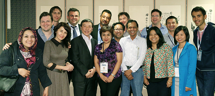 KOCIS Director Kim Jae-Won (third from left) poses for a photo with journalists from 12 countries who are visiting Korea to report on the ITU conference.