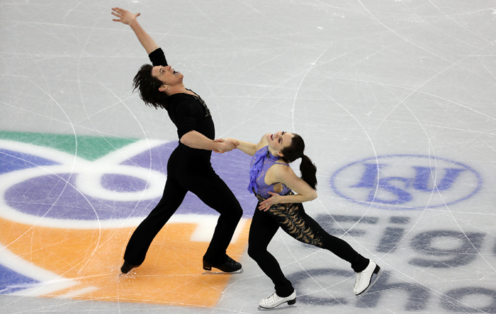 Tessa Virtue (right) and Scott Moir, a Canadian pair in the ice dancing short discipline, take part in the ISU Four Continents Championships 2017 in Gangneung, Gangwon-do Province, on Feb. 16. The pair scored 79.75 points and won the program. (Photo: Jeon Han Korea.net Photographer)