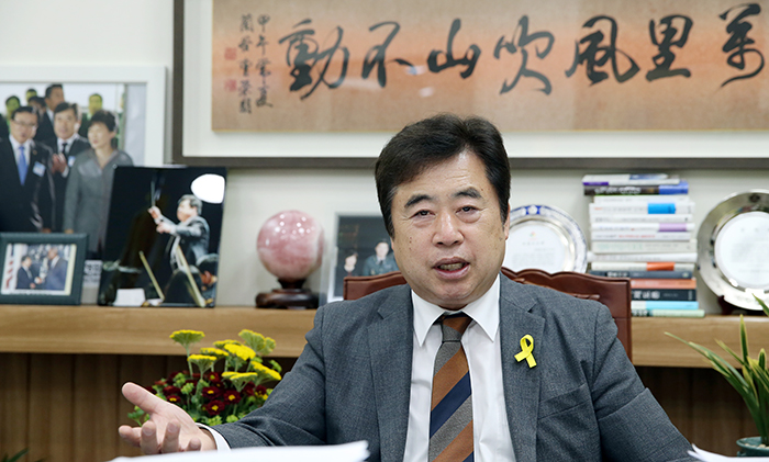 Mayor Park Kyung-Chul of Iksan City explains the history of Iksan, which can be traced back from Gojoseon through to the Daehan Empire (1897-1910).