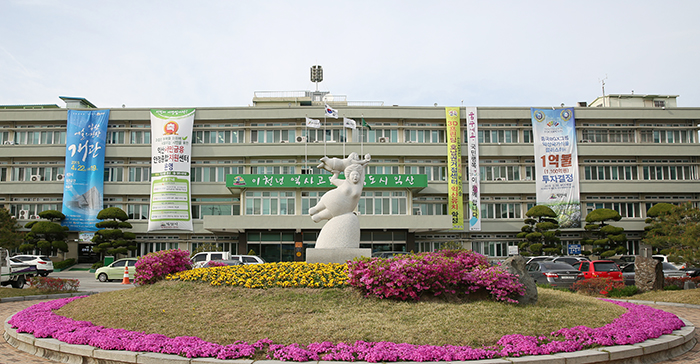 As the future center of the National Food Cluster, Iksan City Hall flies many banners related to the project.