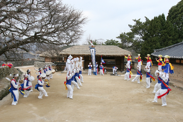 Important%20Intangible%20Cultural%20Heritage_Nongak_02.jpg