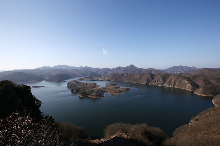  Okjeong-ho Lake, formed after the Seomjingang Dam was built in 1965, is known for its heavy, wet fog, which is reinforced by the large variance between daytime and nighttime temperatures. Bungeoseom Island sits in the middle of the manmade lake. 