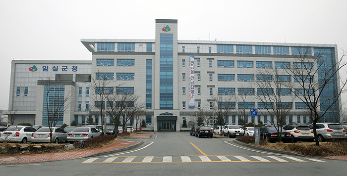 The Imsil-gun County office is close to Namjecheon Stream, allowing visitors to easily spot white herons flying low, looking for a meal.