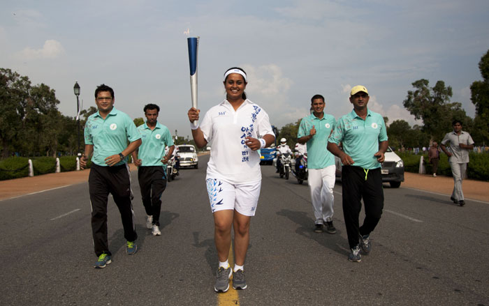 The torch for the Incheon Asian Games 2014 passes through central New Delhi after the flame-lighting ceremony on August 9. (photo: Yonhap News)