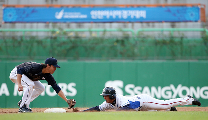 Japan and Mongolia hold a preliminary baseball match on September 25 at the Munhak Baseball Stadium. Japan was predicted to win the match even before the game began. The results were true to the prediction, and Japan easily won. Nonetheless, the stadium was filled with the challenging, energetic spirit of players from Mongolia, where baseball is somewhat unpopular. The audience cheered for them, regardless. Chultem Munkhsaikhan, the Mongolian manager, said, “We compete in a game to win. We will do better and win next time,” emphasizing that the team will continue to make improvements.