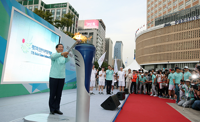 Seoul Mayor Park Wonsoon lights the flame in Seoul Plaza on September 16.