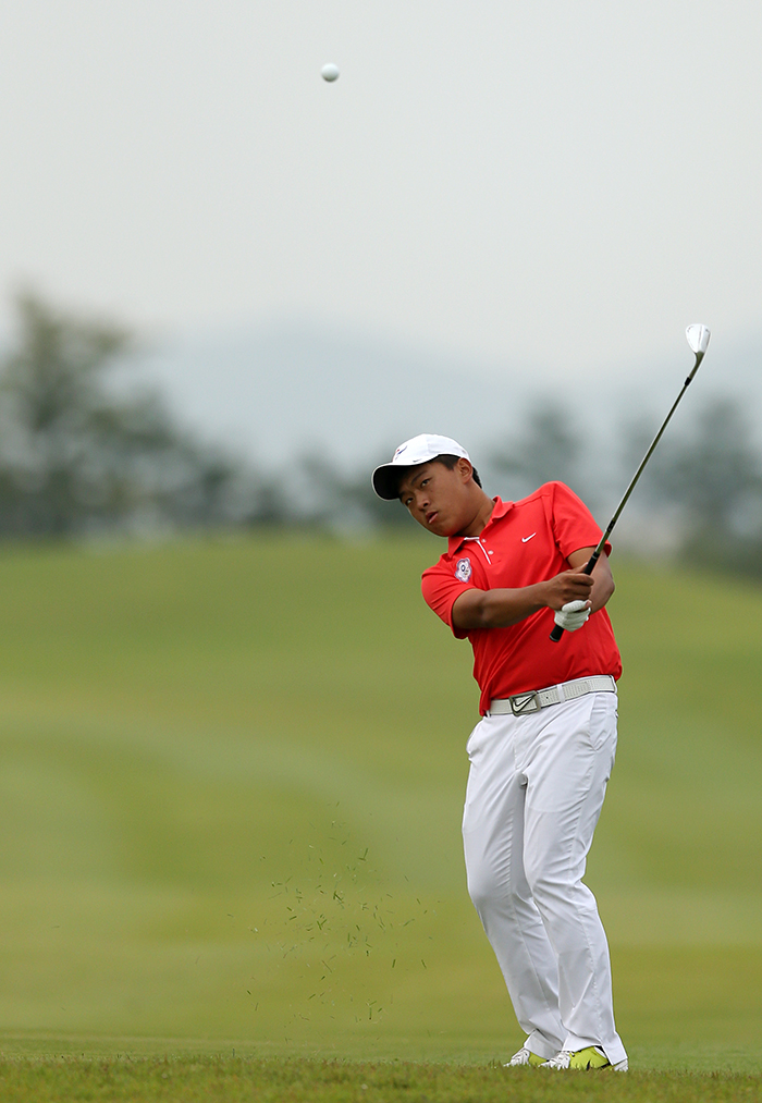 Xiamen, China's Fujian Province. 21st Nov, 2014. Shi Yuting of China  competes during the Xiamen Open International 2014 women's golf tournament  in Xiamen, east China's Fujian Province, Nov. 21, 2014. © Lin