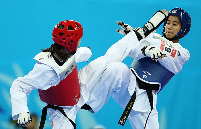 Sonkham Chanatip of Thailand (right) blocks a kick from China’s LI Zhaoyi during the women’s taekwondo 49 kilogram event on September 30 at the Asian Games.