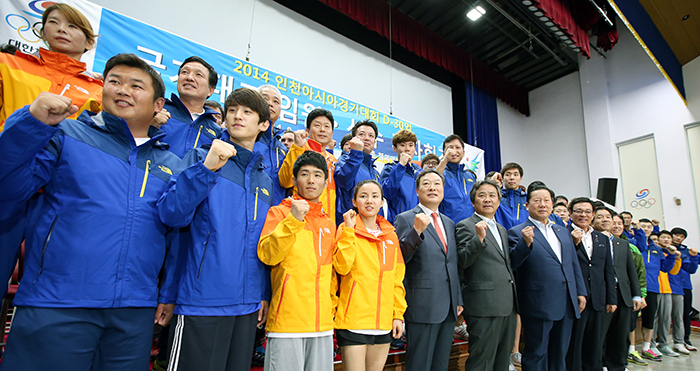 Athletes and staff of the Incheon Asian Games 2014 pose for photos after holding a press conference at the Korea National Training Center in Taeneung, Seoul, on August 20.