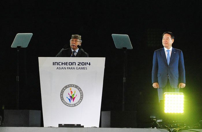 President of the Asian Paralympic Committee Datuk Zainal Abu Zarin (left) officially announce the closing of the Incheon Para Asian Games 2014.