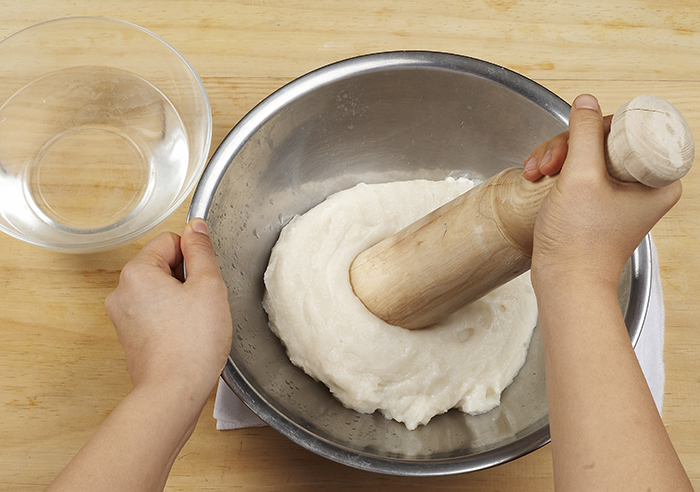 Pound the steamed dough for 3 minutes. Soaked glutinous rice can also be used to make the mixture.