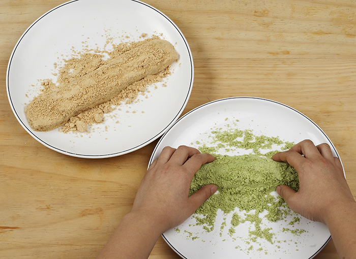 Cover each loaf of rice cake dough with a different color of soybean powder. You can also use black sesame or red bean powder instead of yellow soybean.